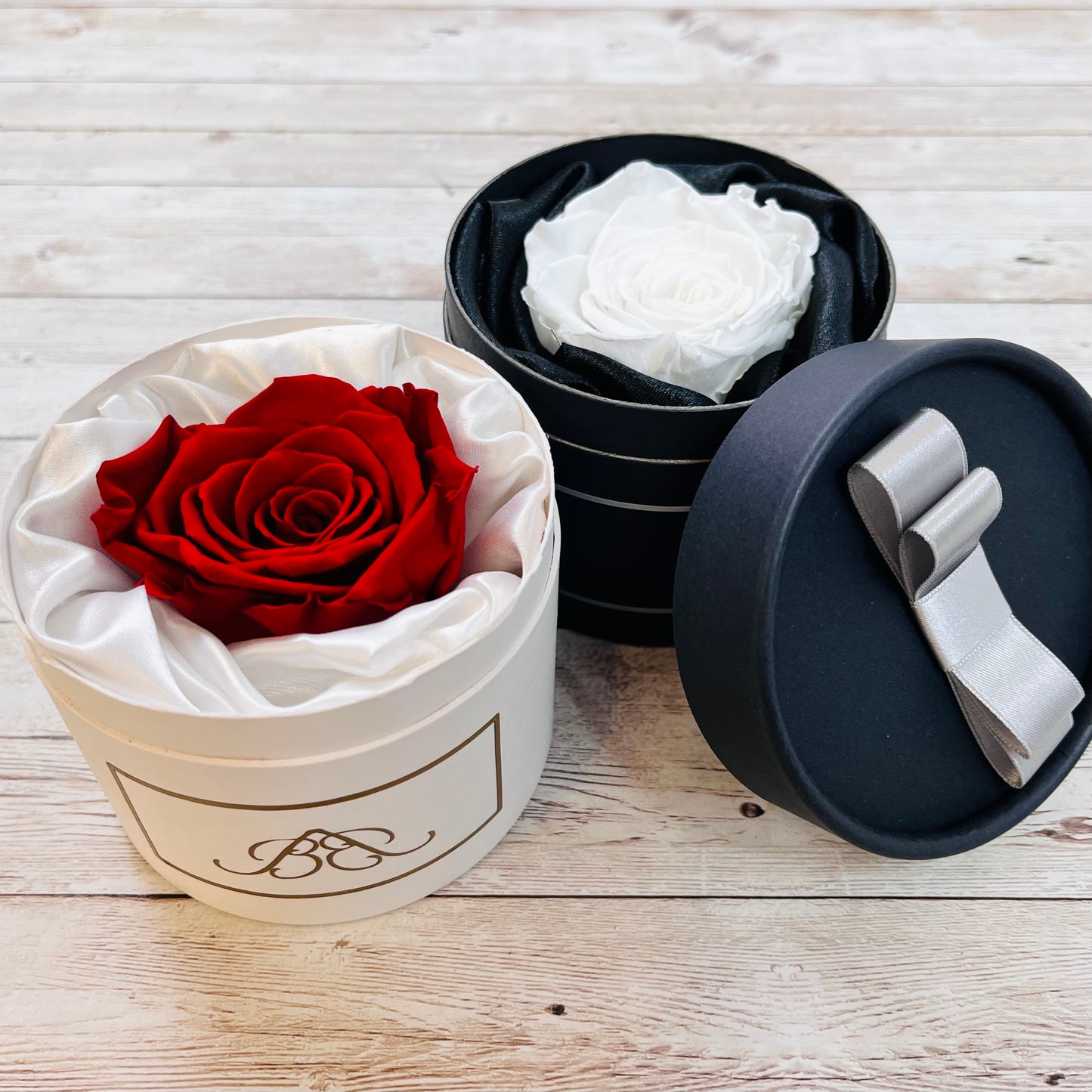 Red & White Infinity Roses in Personalised Mini Rose Hatbox - Single Infinity Rose - One Year Roses